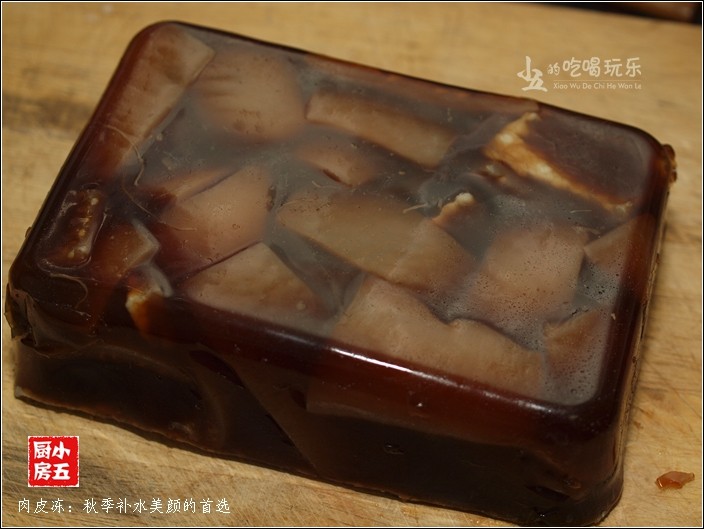 肉皮冻:秋季补水美颜的首选,将煮好的猪皮和汤,倒入耐热容器中,自然冷却后,密封放入冰箱冷藏2小时。