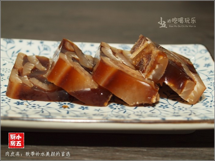 肉皮冻:秋季补水美颜的首选,取出后切块即可食用,也可以佐料汁蘸食。