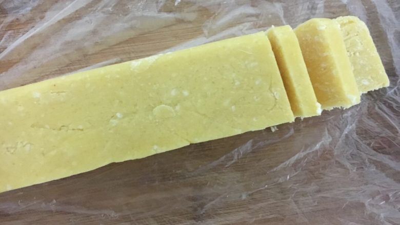 奶油芝士夹心饼干,放冰箱冷冻两小时左右,变硬了就可以哈,均匀的切块状,0.5厘米左右的厚度吧
我也是大概比划着切了,薄一点的话还能多吃那么一片的,嘻嘻
还臭美得整了几个小星星的造型