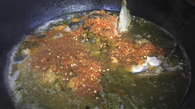 酒糟煮鱼 湘菜 鱼的百种做法,加水后。继续加入干辣椒粉,刚才切好的酸辣椒丁。