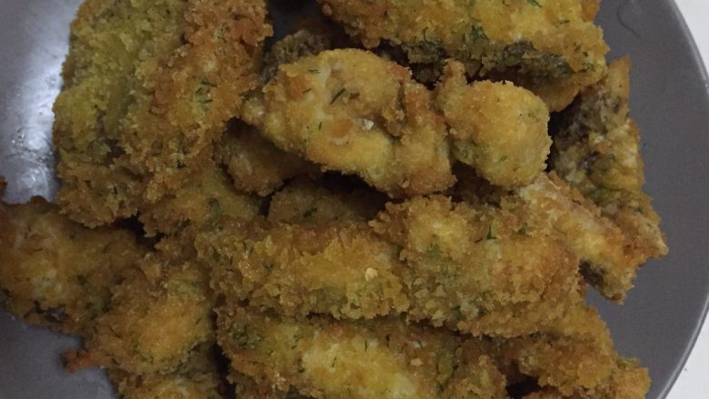 香酥黄金茴香鱼块,炸鱼块。豆油入锅点火烧开,待油温80度左右时放入鱼块,变黄金色捞出控油,如色泽不足可再入锅炸一遍。
