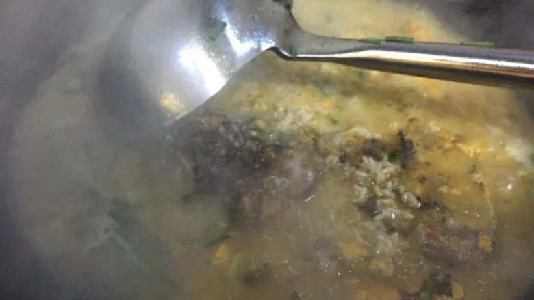 酒糟煮鱼 湘菜 鱼的百种做法,因为酒糟是属于半成品,不需要提前入锅,在出锅前两三分钟可以放入锅。