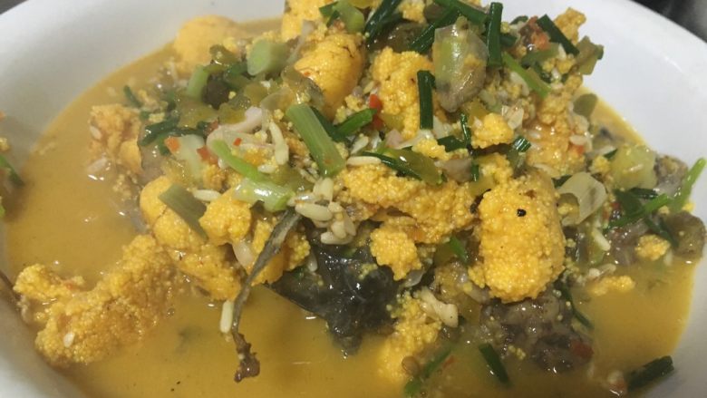 酒糟煮鱼 湘菜 鱼的百种做法,酒糟入锅后 大火微煮一小会儿,让酒糟的甜味跟酒味入汤。出锅!请慢用