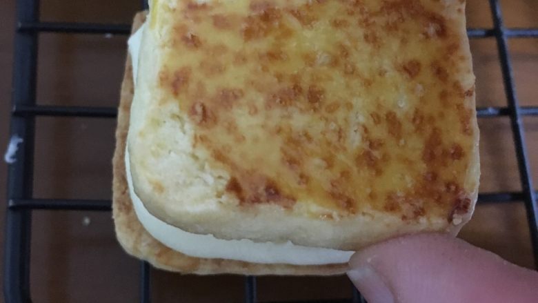 奶油芝士夹心饼干,覆盖上另一块饼干,正面向上