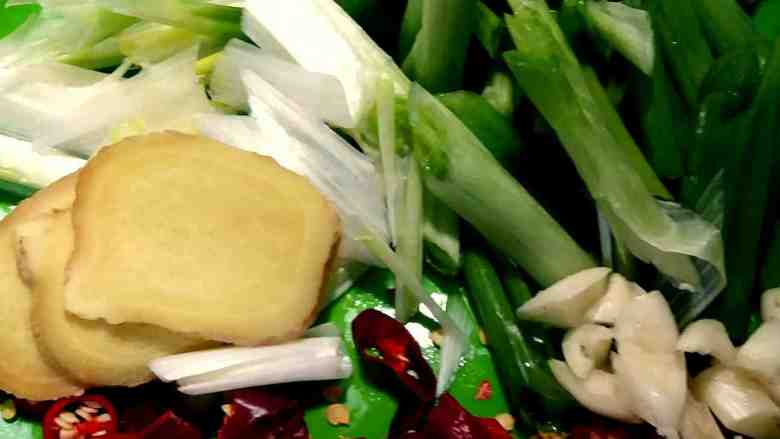 “辣炒鸡心”绅士私房菜,葱姜蒜,<a style='color:red;display:inline-block;' href='/shicai/ 131'>香菜</a>,辣椒备用