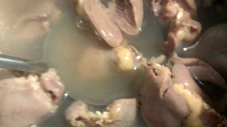 “辣炒鸡心”绅士私房菜,烧开水把鸡心煮至8分熟,捞出沥干。
