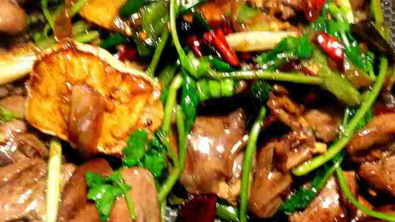 “辣炒鸡心”绅士私房菜,再加入香菜,盐,味精,白糖少量调味即可出锅。