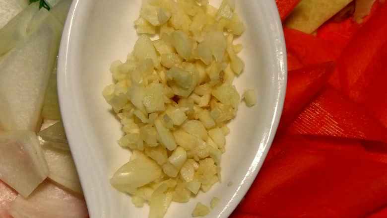 “东北溜肉段”绅士私房菜,蒜切末,其他切成片即可。