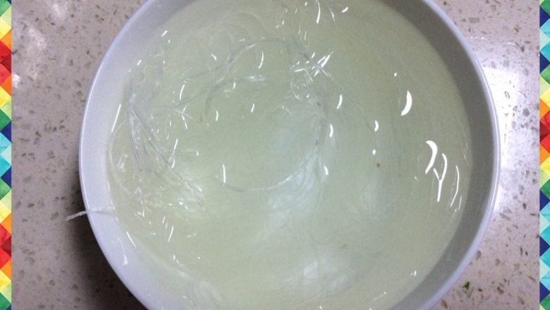 “年夜饭”蒜泥粉丝蒸扇贝肉,<a style='color:red;display:inline-block;' href='/shicai/ 523'>粉丝</a>用温水泡软备用