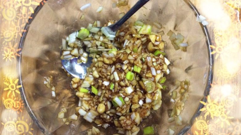 “年夜饭”蒜泥粉丝蒸扇贝肉,蒜末里加入<a style='color:red;display:inline-block;' href='/shicai/ 788'>生抽</a>，盐，油拌均匀