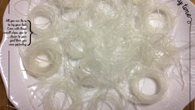 “年夜饭”蒜泥粉丝蒸扇贝肉,把泡好的粉丝用手指绕成小圈摆放在盘中