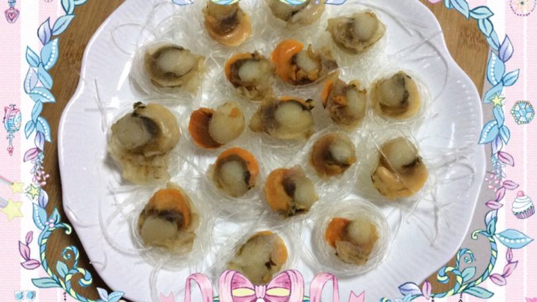“年夜饭”蒜泥粉丝蒸扇贝肉,把扇贝肉摆在粉丝上