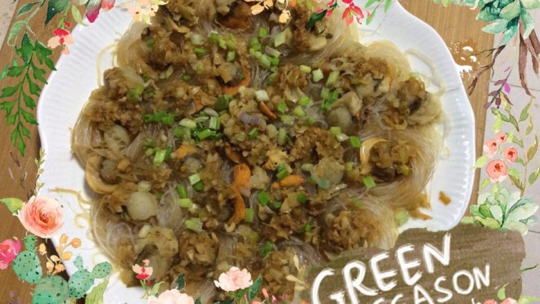 “年夜饭”蒜泥粉丝蒸扇贝肉,出锅后洒上<a style='color:red;display:inline-block;' href='/shicai/ 157'>小葱</a>花，油烧热浇在葱花上，上桌。