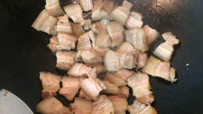 豆角干焖五花肉,起油锅爆香五花肉，把五花肉上的油炸一点出来