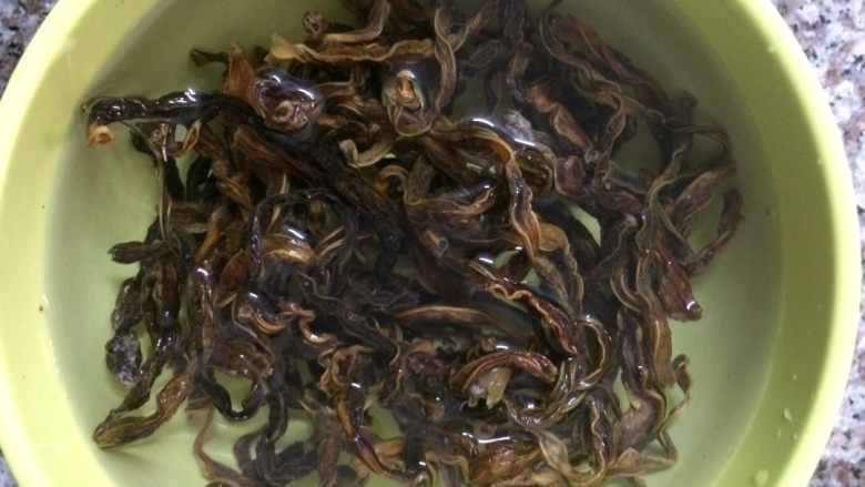豆角干焖五花肉,<a style='color:red;display:inline-block;' href='/shicai/ 10592'>豆角干</a>提前洗净，用清水泡1-2个钟