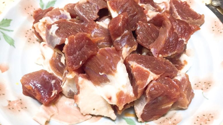 西红柿萝卜炖牛肉,把牛肉切块,可以比预想得到的大小稍微大一点,因为牛肉煮了会缩一点