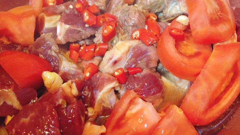 西红柿萝卜炖牛肉,腌了半个小时之后开火,放两碗水,然后把牛肉倒进去,西红柿和<a style='color:red;display:inline-block;' href='/shicai/ 90009'>小辣椒</a>段放进去。西红柿是专门用来炖烂了做汤汁调味的,所以一开始就放进去,我家只有电磁炉,恒温开着1600w炖20分钟。如果有大的功率好热得快的炖锅可以直接炖半个小时。中间水少了加水,一直保持两碗水的水位๑乛◡乛๑
