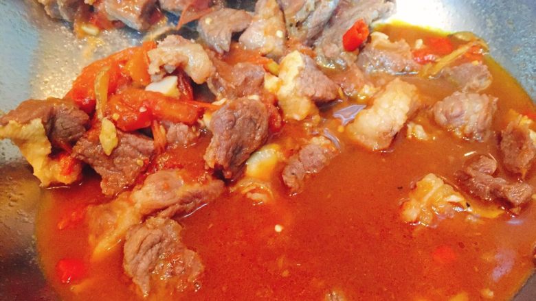 西红柿萝卜炖牛肉,20分钟后西红柿已经完全炖烂变成浓浓的汤汁了