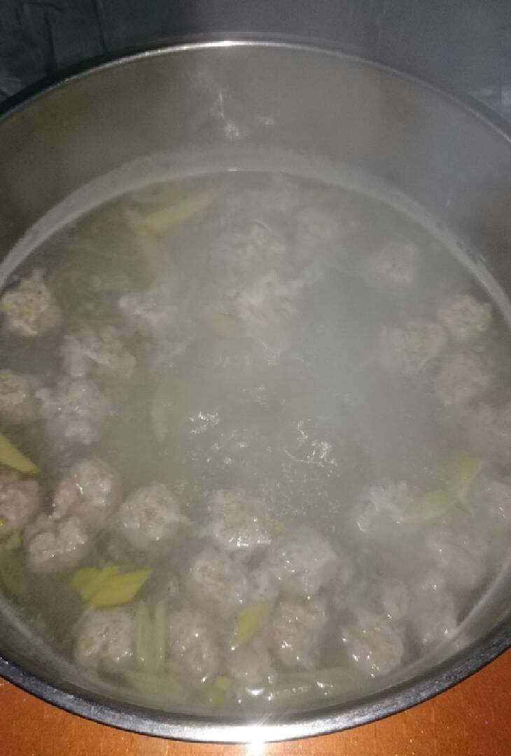 萝卜汆丸子,水沸,陆续放入用猪肉馅制成的丸子。