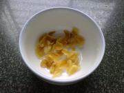 百合银耳红枣汤,2 银耳先泡发。