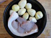 猪肉烧芋头
,1 准备好原料。
