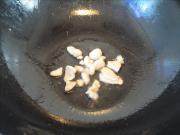 猪肉烧芋头
,3 锅烧热，入肥肉炸出油。

