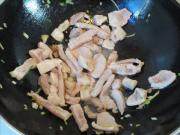 猪肉烧芋头
,4 放入葱和姜炸香。