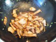 猪肉烧芋头
,5 倒入猪肉炒变色。

