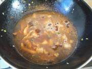 猪肉烧芋头
,6 加入老抽上色。

