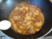 猪肉烧芋头
,10 芋头烧烂后加入盐、鸡精、胡椒粉拌匀出锅。

