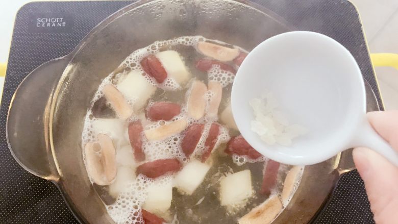 宝宝辅食：红枣山药糖水,放入小汤锅中加清水炖煮。
》如果觉得不够甜，此时也可以稍稍加点<a style='color:red;display:inline-block;' href='/shicai/ 866'>冰糖</a>（因红枣本身就是甜的，<a style='color:red;display:inline-block;' href='/shicai/ 866'>冰糖</a>也可以不加）。