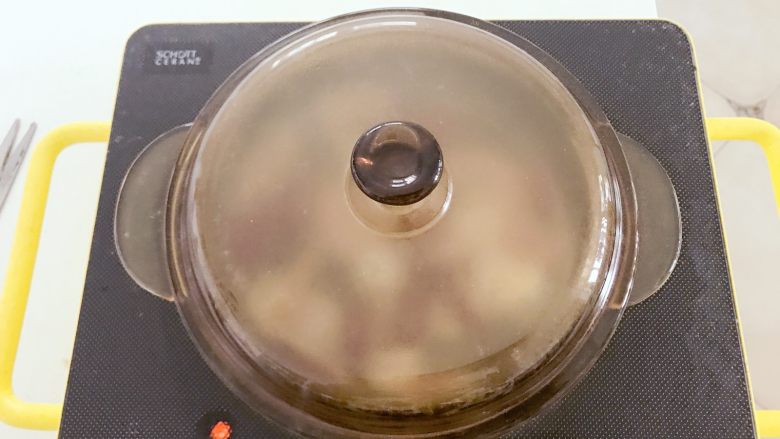 宝宝辅食:红枣山药糖水,如果加了冰糖,轻轻用勺子搅拌让冰糖融化,然后继续中火炖煮15分钟左右。
》炖煮的时间大家根据自己切的山药大小和火力调整哈。