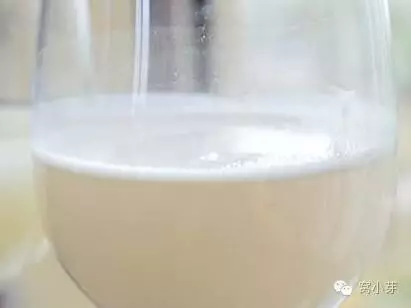 宝宝辅食:南瓜豆沙包,小芽问答
发酵相关问题
1、如何判断发酵
》发酵成功:面团发酵成2倍大,用手指戳一个洞不会弹;面团内部组织的孔洞比较小,均匀细密。
》发酵过头:发过头的面团重碱,颜色会发黄发暗,甚至会有酸败的异味;而且面团内部组织的孔比较大,手指插进去,拔出来时,面团会泄气。
》没发酵到位:没有发酵好的面团,按下去是硬硬的,和刚揉好的面团差不多,用手指轻按一下,面团会凹陷一个小坑,但很快弹回;手指插进去面团,拔出手指,洞洞周围的面团会粘出来。
2、如何提高发酵的成功率
》<a style='color:red;display:inline-block;' href='/shicai/ 731'>酵母</a>加温水融化静置后使用:40C左右温水融化,然后静置10分钟,静置的过程也是<a style='color:red;display:inline-block;' href='/shicai/ 731'>酵母</a>活化的过程,10分钟后有效的<a style='color:red;display:inline-block;' href='/shicai/ 731'>酵母</a>在表面会形成一层小泡沫,如下图所示。特别建议第一次操作的同学用,如果熟练了,<a style='color:red;display:inline-block;' href='/shicai/ 731'>酵母</a>和<a style='color:red;display:inline-block;' href='/shicai/ 519'>面粉</a>直接加入也是可以的。
》发酵温度控制:家里烤箱有发酵功能的直接用烤箱,没有的覆盖保鲜膜,放在笼屉上,然后在蒸锅中加入半锅40度左右的温水,盖上锅盖发酵。
》做标志:面团发酵前和发酵后的大小状态自己要大致清楚。
3、<a style='color:red;display:inline-block;' href='/shicai/ 731'>酵母</a>的保存
》家用建议购买小袋的<a style='color:red;display:inline-block;' href='/shicai/ 731'>酵母</a>,然后密封冷藏保存。