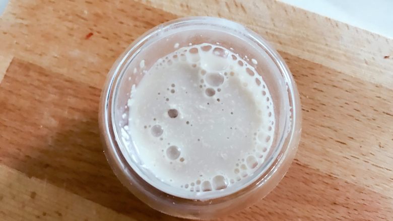 宝宝辅食:南瓜豆沙包,在酵母中倒入15g温水融化开,还有一点结块也没有大问题的。
》新手发酵建议:检测酵母的有效性,把酵母用温水泡完后,静置10分钟,看表面有没有浮起一层小泡沫。