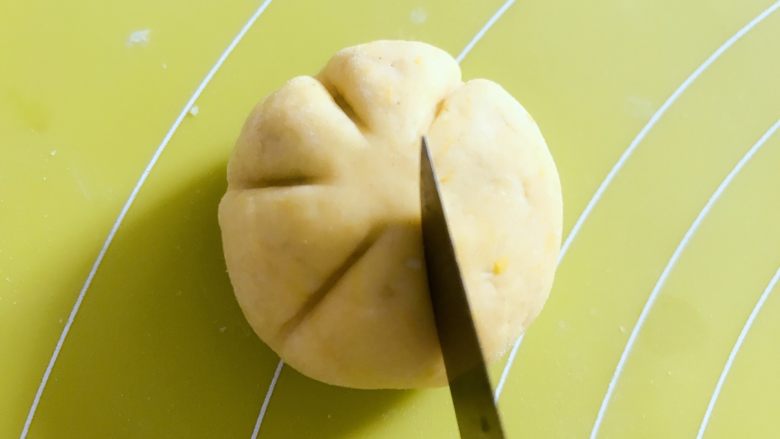 宝宝辅食:南瓜豆沙包,用手搓圆一点,把收口朝下放好。