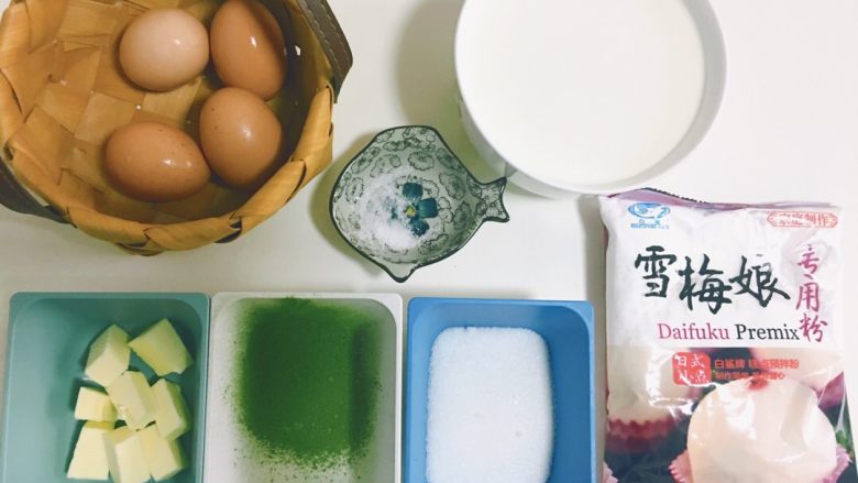 雪媚娘华丽变身抹茶千层蛋糕,准备千层皮的材料,这次用的是雪媚娘粉,还好不是黑暗料理。