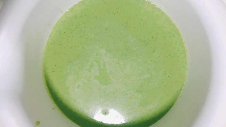 雪媚娘华丽变身抹茶千层蛋糕,反复过筛两次,然后盖上保鲜膜放入冷藏室冷藏半小时左右。