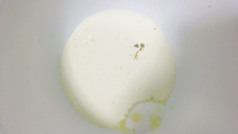 雪媚娘华丽变身抹茶千层蛋糕,千层皮冷却时，开始准备奶油内陷：

将300g<a style='color:red;display:inline-block;' href='/shicai/ 8197'>淡奶油</a>、40g细砂糖和<a style='color:red;display:inline-block;' href='/shicai/ 780'>香草精</a>依次倒入无水无油的搅拌盆内。
