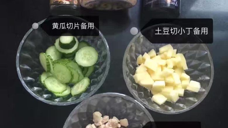 创意辅食之萌哒哒的大白,<a style='color:red;display:inline-block;' href='/shicai/ 54'>黄瓜</a>切片，<a style='color:red;display:inline-block;' href='/shicai/ 23'>土豆</a>切小丁备用