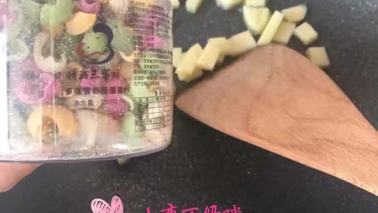 创意辅食之萌哒哒的大白,锅内倒少许油,放入土豆丁炒熟
