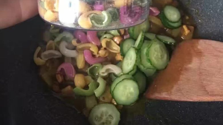 创意辅食之萌哒哒的大白,待汁收得差不多的时候放入多味圈圈面和黄瓜片翻炒