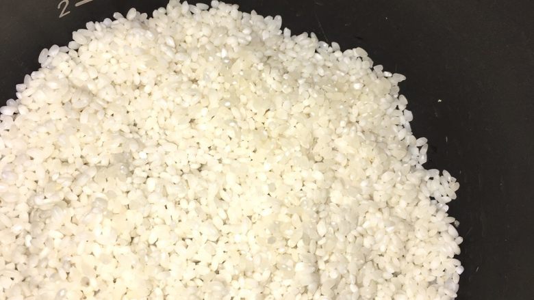 咖喱鸡翅焖饭,米饭按吃饭人数定量,淘洗干净,提前准备好。
