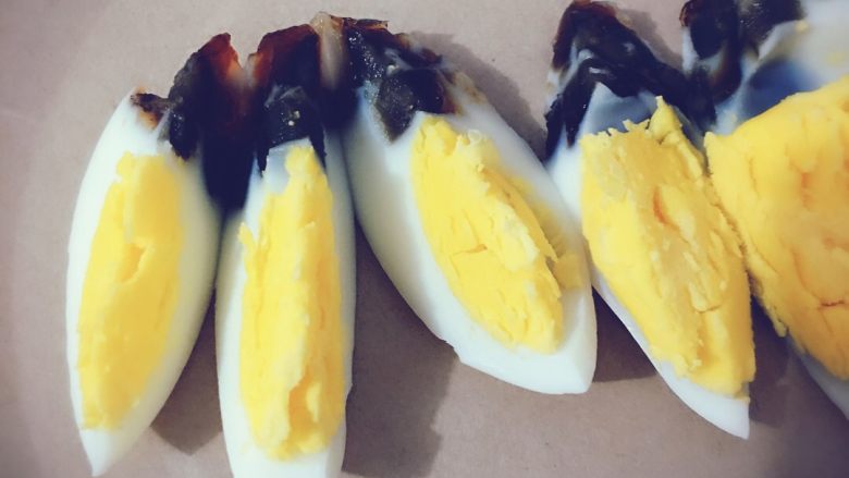 琥珀蛋,倒出一小部分蛋白，然后把皮蛋碎一点点放进去，然后差不多的时候按住口子上下轻轻摇晃，就可以蒸了