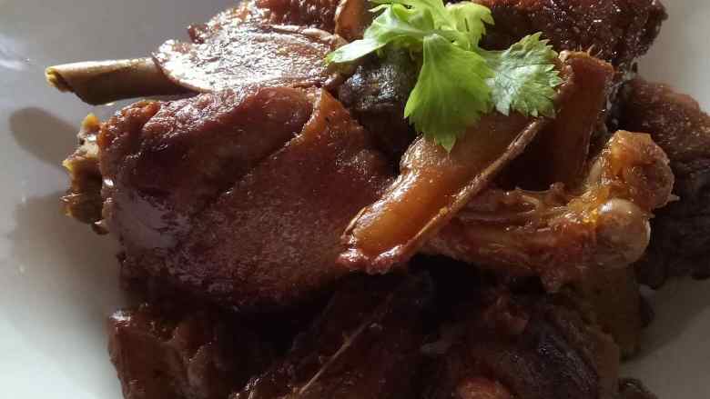 姜母鸭,焖好的鸭肉味道很不错哟,我很喜欢吃姜母鸭里面的姜片,香😊