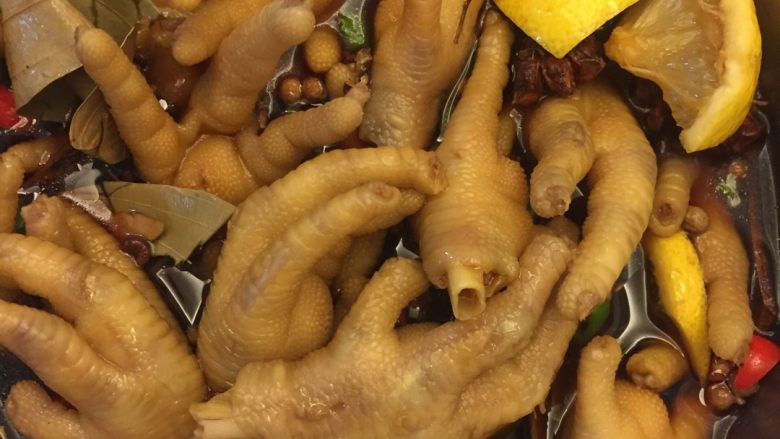 泡爪,放入生抽陈醋麻油,香菜,树皮,香叶,味精,凉开水,鸡爪倒入,搅拌后放入冰箱
