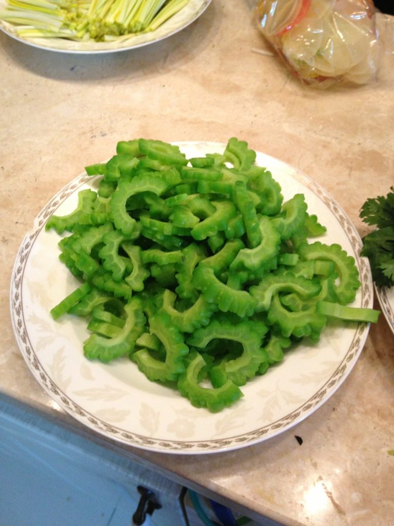 咸蛋黄炒苦瓜,<a style='color:red;display:inline-block;' href='/shicai/ 55'>苦瓜</a>去籽切成5毫米厚度的片