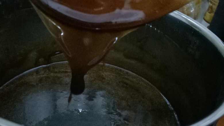 东阿阿胶固元糕,阿胶加<a style='color:red;display:inline-block;' href='/shicai/ 894'>黄酒</a>烊化24小时以上，用大火熬开加<a style='color:red;display:inline-block;' href='/shicai/ 866'>冰糖</a>，用小火熬至挂旗（如图）