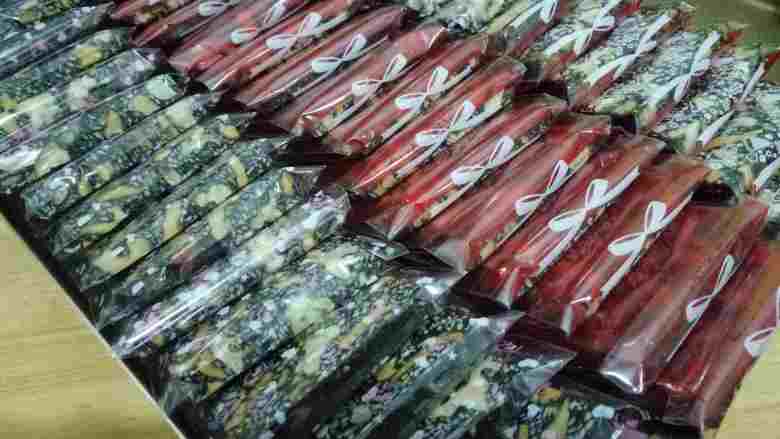 东阿阿胶固元糕,分别加入<a style='color:red;display:inline-block;' href='/shicai/ 665'>核桃</a>，<a style='color:red;display:inline-block;' href='/shicai/ 2470'>红枣</a>，最后加入<a style='color:red;display:inline-block;' href='/shicai/ 668'>黑芝麻</a>，<a style='color:red;display:inline-block;' href='/shicai/ 668'>黑芝麻</a>分次加入拌匀（太费劲），倒入不粘盘（一定要不粘哦），可以垫油纸.油布或者抹芝麻香油！要不然一定粘得你没脾气！！切计！！！然后整型。。。晾至成型后脱模切件，装好，密封。。。