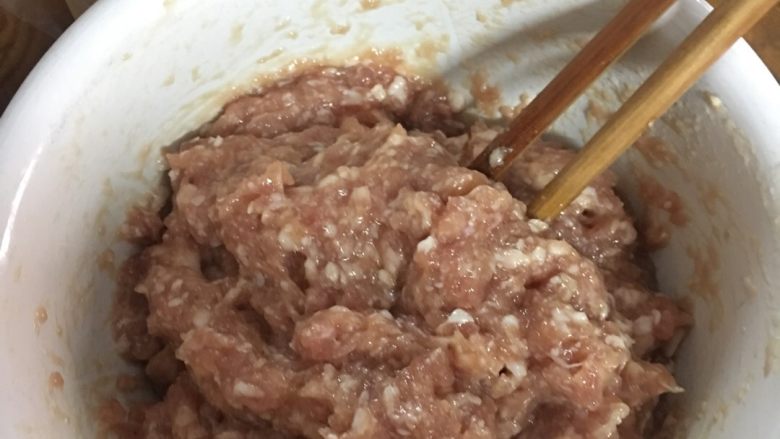 馄钝,10元<a style='color:red;display:inline-block;' href='/shicai/ 5353'>肉馅</a>加1个<a style='color:red;display:inline-block;' href='/shicai/ 9'>鸡蛋</a>，加料酒、盐、味精（也可点一点生抽）、根据情况加水，搅拌均匀。