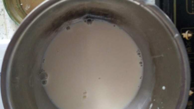 蛋挞,加入<a style='color:red;display:inline-block;' href='/shicai/ 893'>炼乳</a>，搅拌